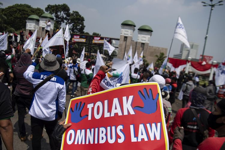 Monas Closed Amidst Omnibus Law Demonstrations Indonesia Expat